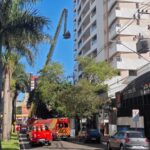 Bombeiros realizam treinamento com plataforma de resgate em prédio no centro de Maringá