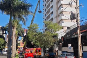 Bombeiros realizam treinamento com plataforma de resgate em prédio no centro de Maringá