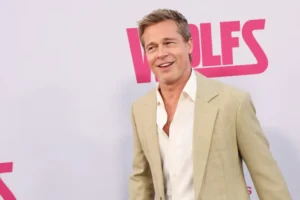 Brad Pitt oficializa namoro com designer no casamento de Taylor Swift