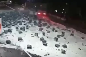 Caminhão derruba 2 mil garrafas de cerveja e vídeo viraliza; veja