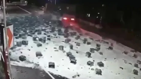 Caminhão derruba 2 mil garrafas de cerveja e vídeo viraliza; veja