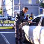 Campanha da Prefeitura de Maringá leva blitze educativas às ruas para reforçar respeito à faixa de pedestres