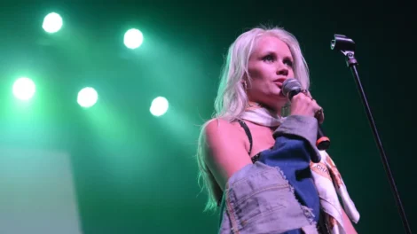 Cantora Lauren Bennett, voz de "Party Rock Anthem", morre aos 37 anos
