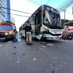 Carro fura a preferencial e atinge ônibus de transporte coletivo em Maringá