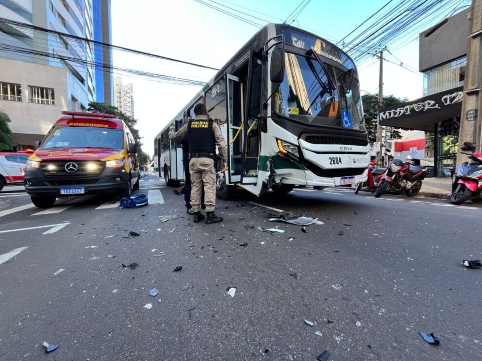 Carro fura a preferencial e atinge ônibus de transporte coletivo em Maringá