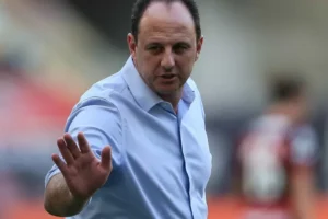 Ceni critica gramado da Fonte Nova após mês sem jogo