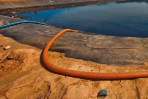 Chorume vaza de aterro sanitário em direção a córrego no RJ