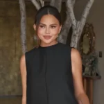 Chrissy Teigen posta foto com mamilo à mostra, é criticada e responde