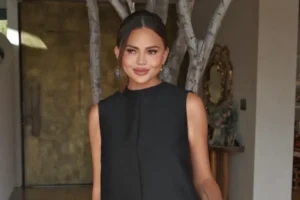 Chrissy Teigen posta foto com mamilo à mostra, é criticada e responde