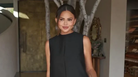 Chrissy Teigen posta foto com mamilo à mostra, é criticada e responde