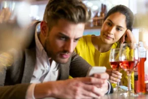 Cinco hábitos com o celular que podem pôr o seu relacionamento em risco