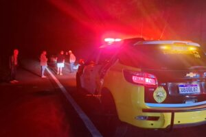 Colisão entre moto e carro de luxo deixa um morto e uma mulher ferida em rodovia da região