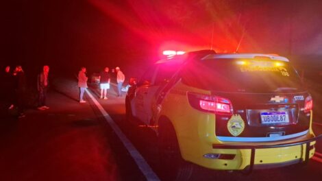 Colisão entre moto e carro de luxo deixa um morto e uma mulher ferida em rodovia da região
