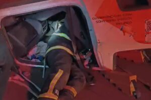 Com indícios de embriaguez, motorista capota carro e fica preso às ferragens na BR-376, em Marialva