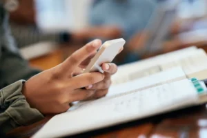 Comissão Europeia defende vedar acesso dos mais jovens a redes sociais