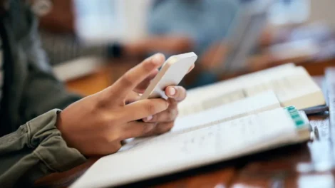 Comissão Europeia defende vedar acesso dos mais jovens a redes sociais