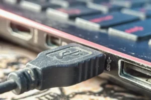 Como limpar a porta USB do celular ou notebook sem causar danos