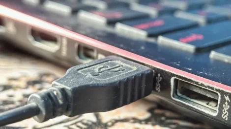 Como limpar a porta USB do celular ou notebook sem causar danos