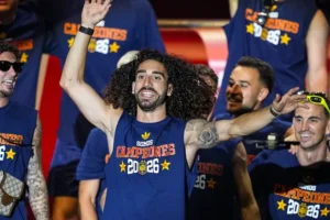 Cucurella cumpre promessa e tatua rosto de Luis de la Fuente