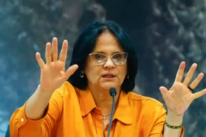 Damares defende Michelle, pede fim de ataques e diz que Flávio 'ainda' é seu pré-candidato