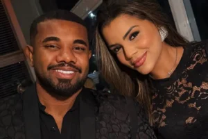Davi Brito mostra namorada em seu colo enquanto faz 'número 2'