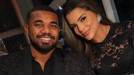 Davi Brito mostra namorada em seu colo enquanto faz 'número 2'