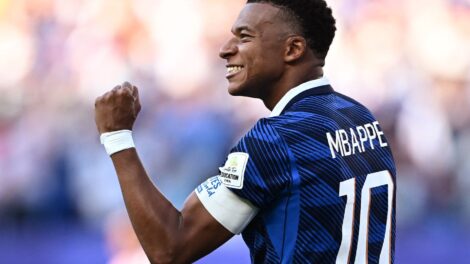 De pênalti, França vence retranca do Paraguai e se classifica na Copa