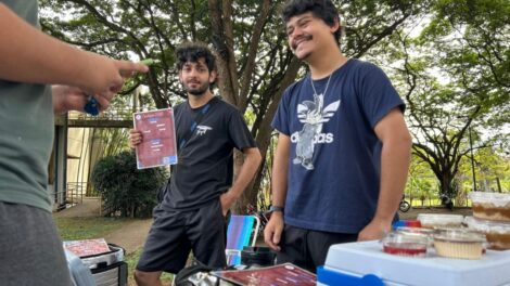Dia do chocolate - jovem empreendedor conquista comunidade universitária ao vender bombons na UEM