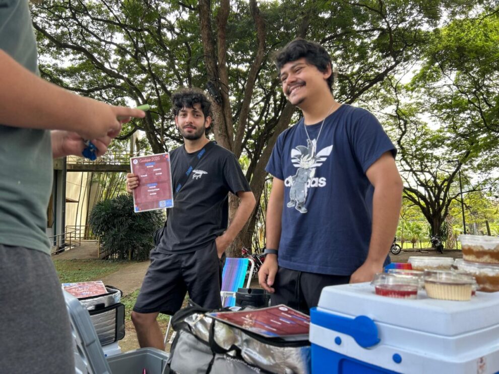 Dia do chocolate - jovem empreendedor conquista comunidade universitária ao vender bombons na UEM