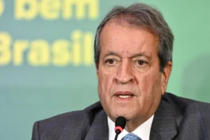 Dino afirma que Valdemar desviou R$ 119 milhões do orçamento secreto e pede bloqueio de bens