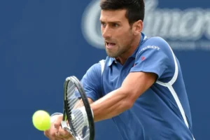 Djokovic bate Tsitsipas, avança em Wimbledon e pode reencontrar Fonseca