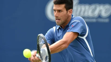 Djokovic bate Tsitsipas, avança em Wimbledon e pode reencontrar Fonseca