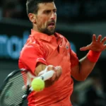 Djokovic tem lesão, mas bate Aliassime em jogo de 5h e faz semi com Sinner