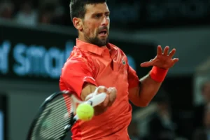 Djokovic tem lesão, mas bate Aliassime em jogo de 5h e faz semi com Sinner