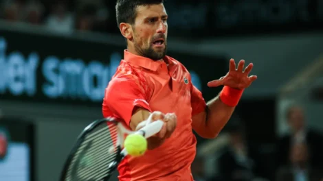 Djokovic tem lesão, mas bate Aliassime em jogo de 5h e faz semi com Sinner