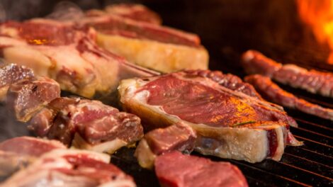 Do churrasco tradicional aos cortes nobres: o que mudou na forma de escolher e preparar a carne?