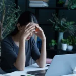 Dor de cabeça: 5 sinais de alerta que exigem atenção médica