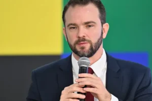 Durigan diz que bets deveriam ser reguladas como cigarro, com restrições à publicidade