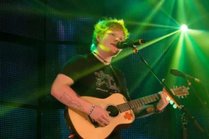 Ed Sheeran faz show surpresa para seleção inglesa após vitória na Copa do Mundo