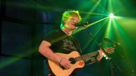 Ed Sheeran faz show surpresa para seleção inglesa após vitória na Copa do Mundo
