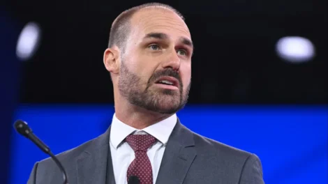 Eduardo Bolsonaro volta a descredibilizar sistema eleitoral após dado falso de Flávio sobre urnas
