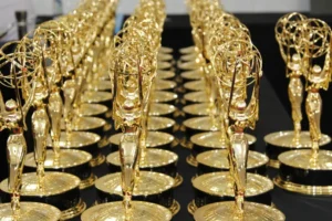 Emmy anuncia indicados com 'The Pitt' na liderança e recorde de 'Hacks'