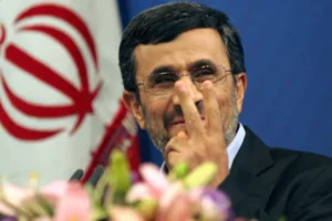 Escritório de Ahmadinejad nega existência de plano de Israel para recolocá-lo no poder no Irã