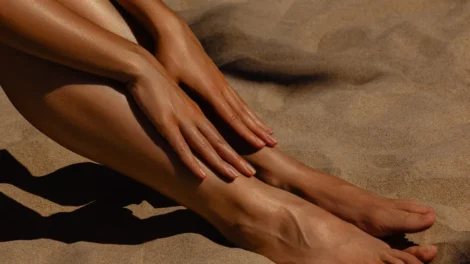 Esfoliar a pele faz desaparecer o bronzeado? Entenda