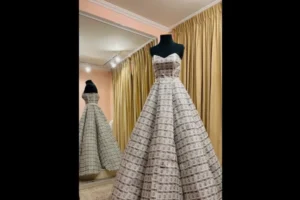 Estilista cria vestido de noiva com "lixo" das figurinhas da Copa; veja