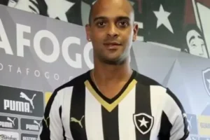 Ex-Botafogo e amigo morrem após vento derrubar muro no Rio; vídeo