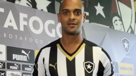 Ex-Botafogo e amigo morrem após vento derrubar muro no Rio; vídeo