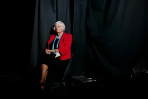 Ex-ministra britânica é encontrada morta; homem é preso