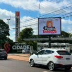 Feira Ponta de Estoque utiliza painéis de LED da Triunfo OOH para atrair o público maringaense