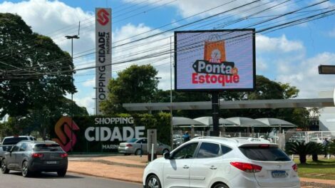 Feira Ponta de Estoque utiliza painéis de LED da Triunfo OOH para atrair o público maringaense
